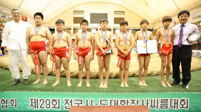 10일 문경체육관에서 열린 제29회 전국시도대항씨름대회 초등부 단체전에서 우승한 대구 매천초교 선수단이 기념촬영을 하고 있다. 대한씨름협회 제공