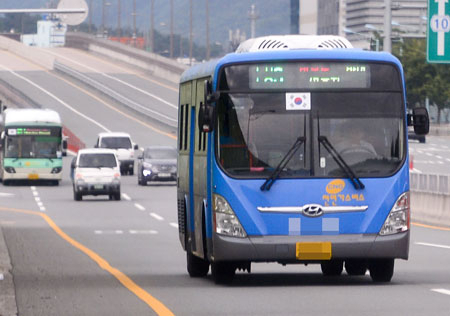 10일 자동차전용도로인 대구 범안로를 시내버스가 과속으로 달리고 있다. 우태욱 기자 woo@msnet.co.kr