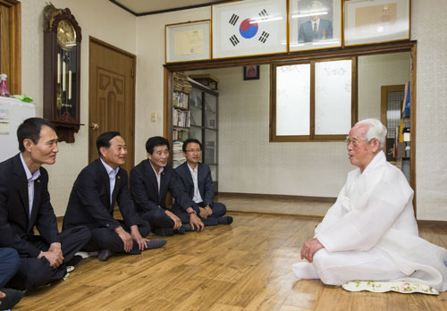 장대진 경상북도의회 의장과 최태림 경북도의원은 11일 오전 의성군 비안면 배선두(91) 애국지사의 집을 방문했다.