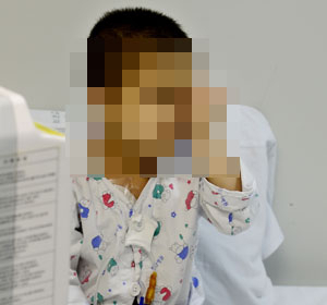 희귀성 빈혈을 갖고 태어난 일곱 살 김영현 양은 급성골수성백혈병으로 항암치료를 받고 있다. 이채근 기자 mincho@msnet.co.kr