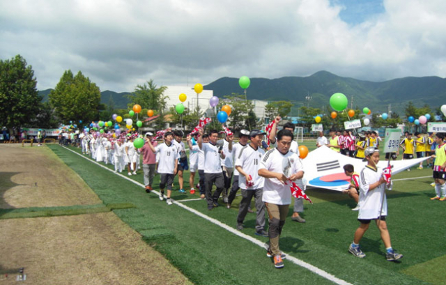 제64회 신광면민 축구대회에 참가 선수 및 가족들이 입장하고 있다. 포항시 제공