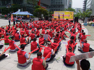한국대리운전협회 전국연합회 회원사 회원 800여 명이 지난달 28일 경기도 판교 다음카카오 본사 앞에서 카카오대리운전 진출 반대를 위한 집회를 열고 있다. 이 집회에는 대구경북 회원사 회원 90명도 상경하여 참가했다. 독자 이명우 씨 제공