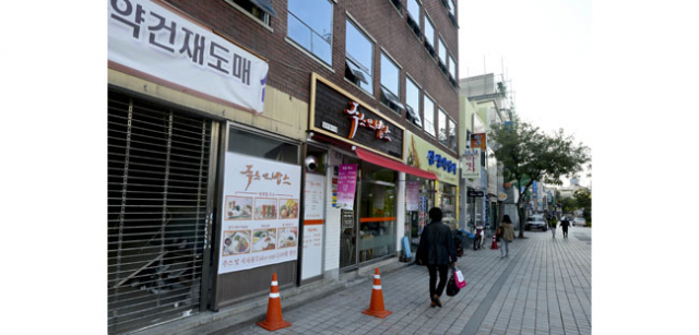 357년 역사의 대구약령시가 위기를 맞고 있다. 한방 관련업소들이 하나둘씩 떠나간 자리에는 음식점