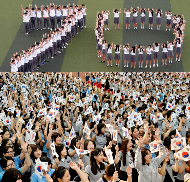 광복 70주년을 이틀 앞둔 13일 대구 중앙고등학교 운동장에서 학생 70명이 애국심 고취와 호국선열의 정신계승을 위해 70주년 이미지를 완성한 후 대한 독립만세를 외치고 있다.(위) 신명고등학교에서는 전교생 1천여 명이 학교 강당에서 태극기를 흔들며 애국가 전곡을 제창하고 있다. 김영진 기자 kyjmaeil@msnet.co.kr
