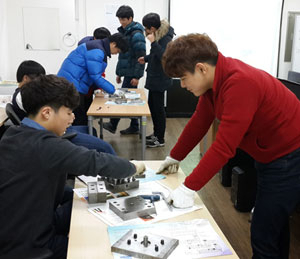 대구대 듀얼공동훈련센터에서 지역 기업 학습근로자들을 대상으로 직무 교육을 하고 있다. 대구대 제공