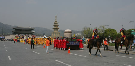 성주군이 생명문화축제에 앞서 지난 4월 서울 경복궁에서 세종대왕자태실 태 봉안 재현 행사를 열었다.
