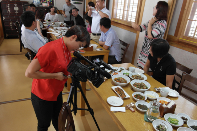 중국 시안TV 구오취린 기자가 팸투어 촬영 중 김치를 맛보고 있다. 신동우 기자