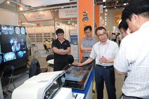 19일 개막하는 2015 대한민국 IT융합엑스포에서는 드론, 3D 프린팅, 사물인터넷 등 첨단 IT 융합기술과 제품들을 만날 수 있다. 지난해 IT융합엑스포 모습. 매일신문 DB