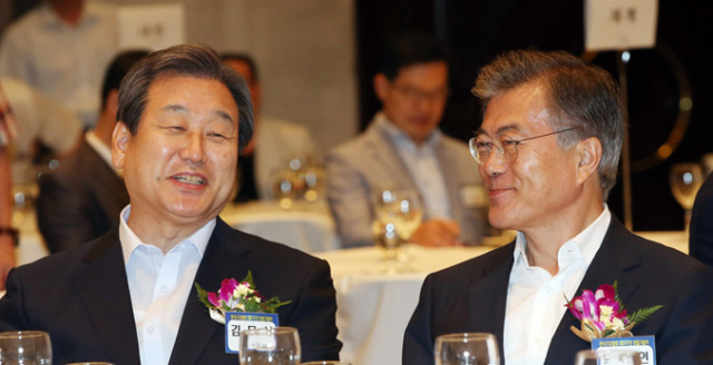 17일 오후 서울 중구 프레스센터에서 열린 한국기자협회 창립 51주년 기념식에서 새누리당 김무성(왼쪽) 대표와 새정치민주연합 문재인 대표가 대화를 나누고 있다. 연합뉴스