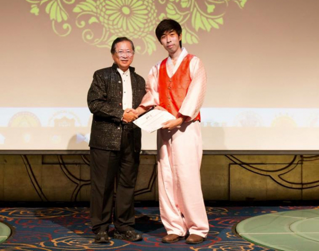 ASPDA 로홍사이 고문(싱가포르대 교수)과 한복을 입고 기념사진을 찍은 성창환 씨.