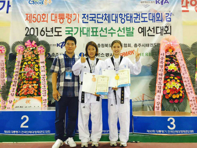 제50회 대통령기 전국대회를 마치고 메달을 목에 건 선수들이 기념촬영을 하고 있다.(왼쪽부터 조성호 감독, 임다빈
