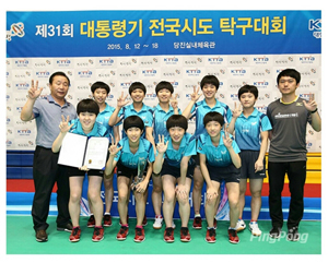 제31회 대통령기 전국시도탁구대회에서 우승한 대구 상서고 탁구 선수단이 손가락 3개를 펴보이며 올해 전국대회 3관왕 등극을 자랑하고 있다. 상서고 제공