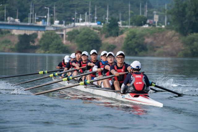 세계적 과학기술 요람을 꿈꾸는 대구경북과학기술원(DGIST)이 미국 MIT 등 세계 명문대학 학생들을 초청, 24일부터 달성군 달성보 주변에서 조정 축제를 연다. DGIST팀이 훈련하는 모습.