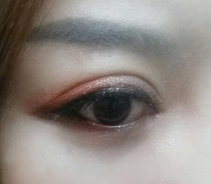 레드톤이 강조된 눈 메이크업. 수203 뷰티 제공