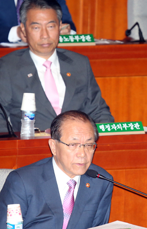 19일 오전 국회 예산결산특별위원회 회의장에서 열린 예결위 전체회의에서 황우여 부총리 겸 교육부 장관이 답변하고 있다. 연합뉴스