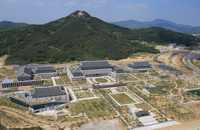 도청 이전 시기가 당초 올가을에서 내년 2월로 연기될 가능성이 커졌다. 도청 이전 신도시 신청사 모습.