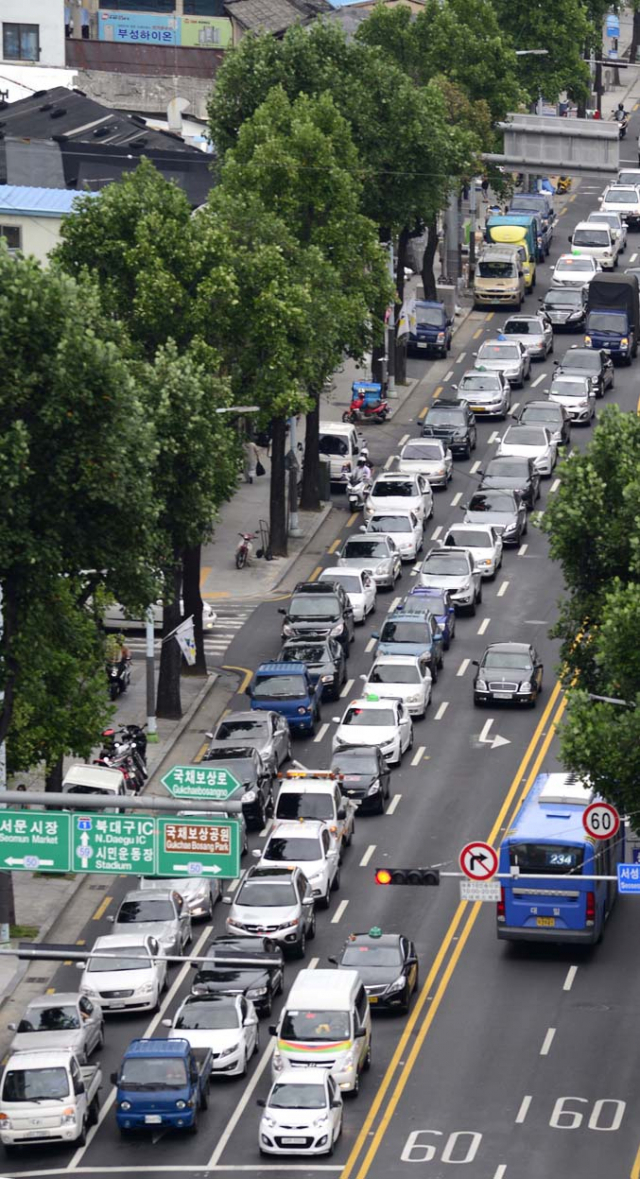 19일 태평네거리에서 계산오거리 방향으로 직진하려는 차량들이 서성네거리 앞에서 신호를 기다리며 길게 늘어서 있다. 직진차로인 2