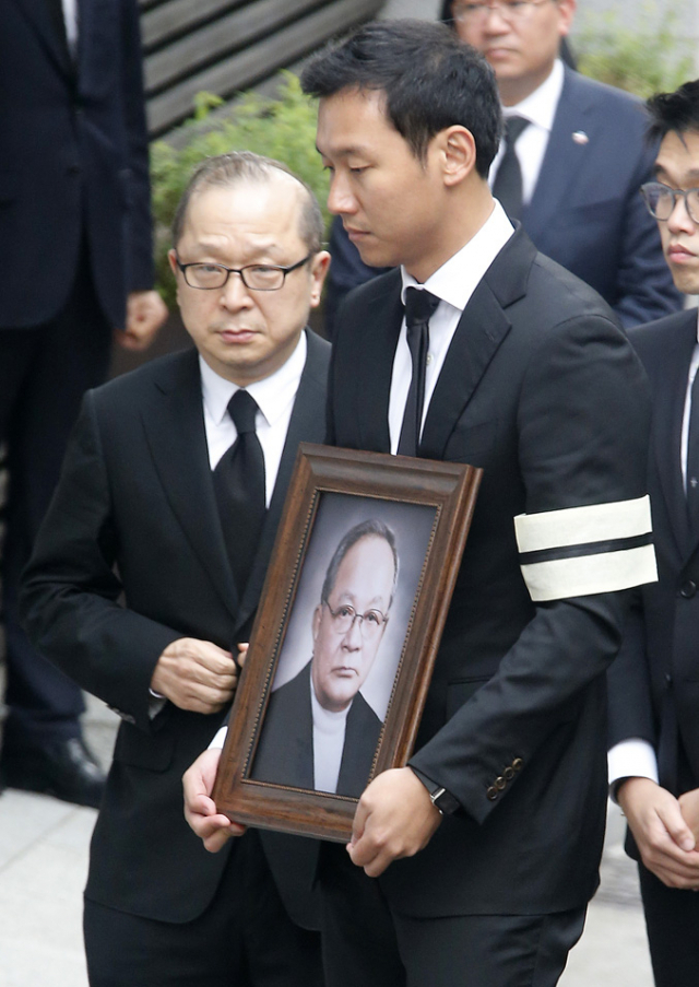 20일 오전 고 이맹희 CJ그룹 명예회장의 영결식이 열린 서울 필동 CJ인재원에 이 명예회장의 둘째 아들인 이재환(왼쪽) 재산커뮤니케이션즈 대표와 손녀사위인 정종환(오른쪽