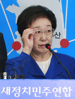 불법 정치자금을 받은 혐의로 대법원에서 징역 2년을 확정받은 한명숙 전 총리가 20일 오후 국회 새정치민주연합 당대표 회의실에서 판결에 대한 입장발표 기자회견을 하고 있다. 연합뉴스