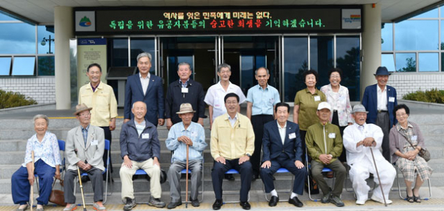 19일 청송군 을지연습 상황실에 청송지역 독립운동유공자와 유족들이 방문했다. 청송군 제공