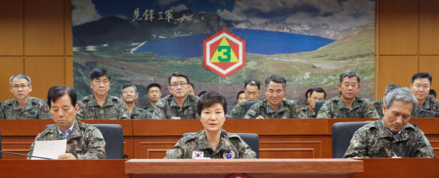 박근혜 대통령이 21일 오후 북한의 서부전선 포격 도발과 관련, 경기도 용인의 제3 야전군 사령부를 방문, 우리 군의 대비태세를 점검하고 있다. 앞줄 왼쪽부터 한민구 국방부 장관, 박근혜 대통령, 김관진 국가안보실장. 청와대 제공 연합뉴스