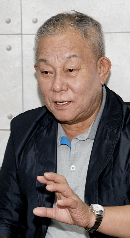 김병준(왼쪽) 교수와 윤호진 감독.