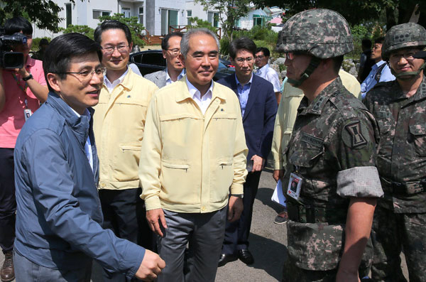 황교안 국무총리가 23일 오후 경기도 파주시 진동면 민통선 내 해마루촌을 방문, 근무 중인 관계기관 직원과 군인들을 격려하고 있다. 연합뉴스