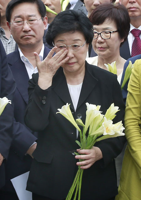 불법 정치자금을 받은 혐의로 2년 실형이 확정된 한명숙 전 총리가 24일 경기도 의왕시 서울구치소 앞에서 지지자들을 만나 인사를 한 뒤 눈물을 흘리고 있다. 연합뉴스