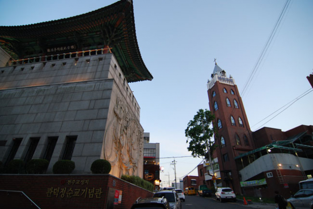 불과 10여m 거리에 있는 왼쪽 대구관덕정순교기념관과 오른쪽 남산교회. 또 사진에는 보이지 않지만 남동쪽 100여m 거리에는 사찰인 보현사가 있다. 이처럼 대구 남산동은 서로 다른 종교 시설이 옹기종기 인접해 있는 곳이다.