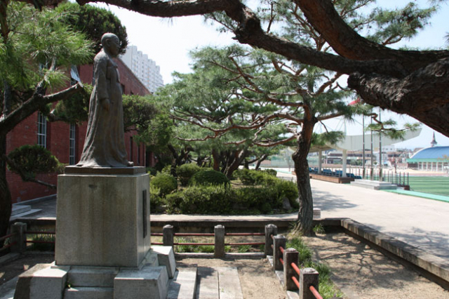 평생 모은 전 재산을 기부해 김천고등보통학교를 설립한 최송설당 동상, 현 김천고등학교에 위치한 최송설당 동상은 2012년 문화재청 등록(근대) 문화재 제496호로 지정됐다. 정운철 기자 woon@msnet.co.kr
