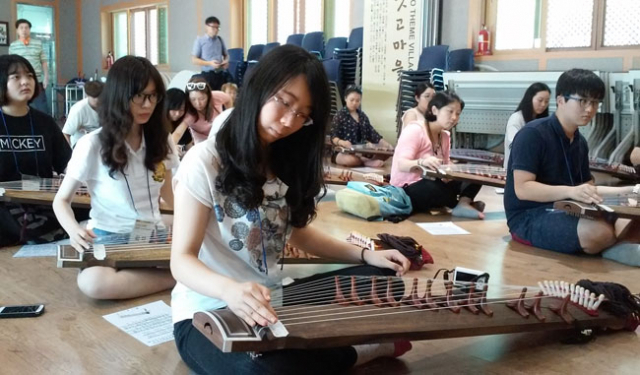 중화권 외국인 유학생 문화체험에 참가한 학생들이 8일 고령 가얏고마을에서 가야금을 직접 튕겨보면서 신기해하고 있다. 전병용 기자