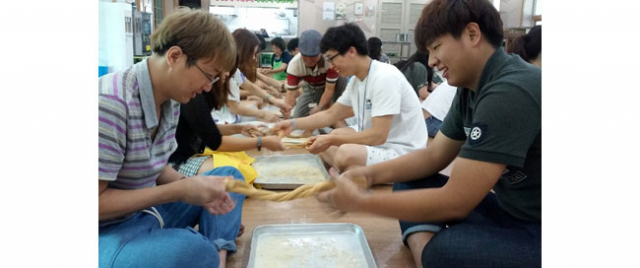 9일 고령 개실마을에서 중화권 외국인 유학생들이 직접 엿을 만들어 보고 있다.