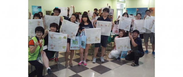 중화권 외국인 유학생 문화체험에 참가한 학생들이 8일 고령 산림 녹화기념숲에서 폐 현수막과 나뭇잎, 꽃 등을 이용해 가방과 손수건을 직접 만들어 펼쳐보이고 있다.
