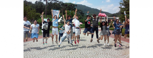 9일 고령 대가야역사테마관광지를 방문한 중화권 외국인 유학생들이 환호하며 힘차게 뛰어오르고 있다.