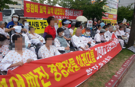 24일 포항 선린재활요양병원 앞에서 병원 매각 등 무성한 소문에 불안감을 느낀 환자와 보호자들이 병원 정상화를 촉구하는 시위를 하고 있다. 신동우 기자