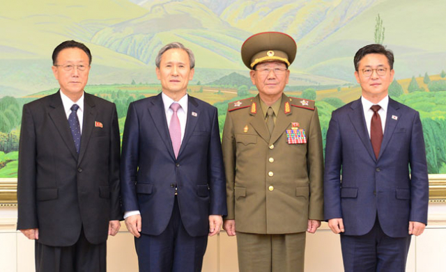 북측 김양건 당비서, 남측 김관진 국가안보실장, 북측 황병서 군 총정치국장, 남측 홍용표 통일부 장관(왼쪽부터)이 25일 오전 판문점에서 