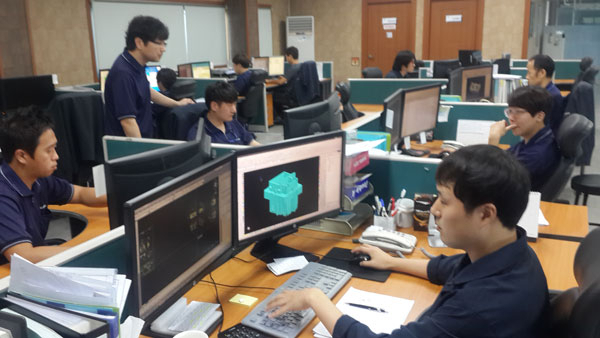 경북창조경제혁신센터의 스마트팩토리 지원을 도입한 구미 4국가산업단지 내 (주)신흥정밀 임직원들이 금형 설계 등 작업을 하고 있다. 이창희 기자