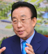 김관용 경북도지사는 경북을 스마트 팩토리 운동의 진원지로 만들겠다고 밝혔다. 그는 
