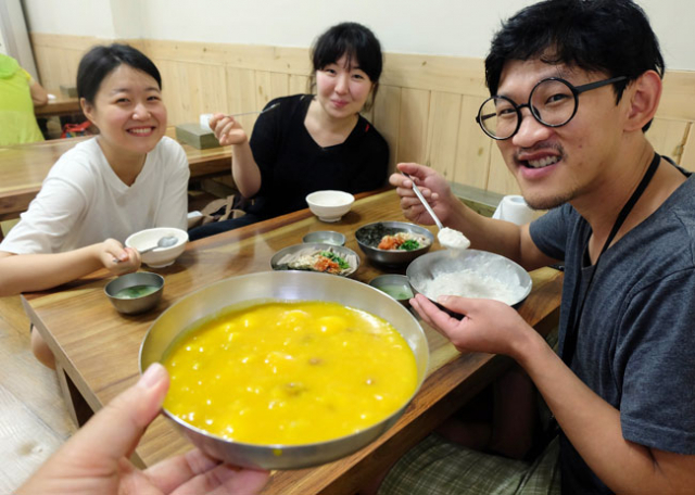 연극을 사랑하는 청춘남녀가 대명시장의 명품 죽집 
