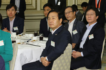 유승민 전 원내대표 등 새누리당 의원들이 26일 청와대에서 열린 여당 국회의원 초청 오찬에서 박근혜 대통령의 발언을 듣고 있다. 연합뉴스