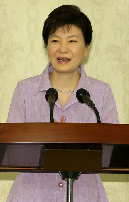 박근혜 대통령이 26일 청와대에서 열린 여당 국회의원 초청 오찬에서 