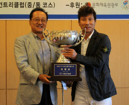 제44회 한국시니어아마추어골프선수권대회에서 우승한 김양권(오른쪽) 씨와 대한골프협회 우기정 고문이 포즈를 취했다. 대구컨트리클럽 제공