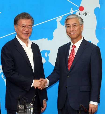 새정치민주연합 문재인 대표가 26일 오후 국회 당 대표회의실에서 추궈홍 주한 중국대사를 접견, 악수하고 있다. 연합뉴스