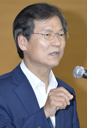27일 대구를 방문한 무소속 천정배 국회의원이 대구경북디자인센터에서 