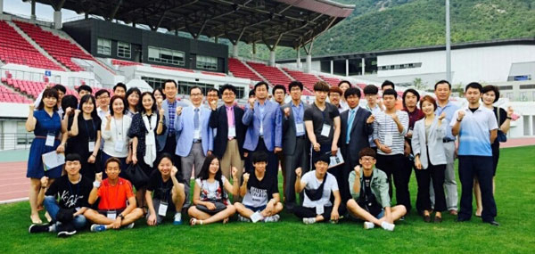대구경북체육학회는 27일 문경 국군체육부대에서 2015 경북문경세계군인대회 성공 개최를 기원하는 학술대회를 했다. 행사 참가자들이 기념촬영하고 있다.