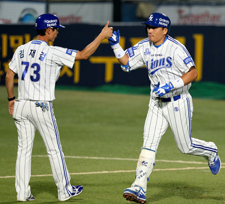 삼성 라이온즈 이승엽이 27일 대구에서 열린 두산 베어스와의 경기 4회말 솔로홈런을 친 후 그라운드를 돌며 김재걸 3루 코치의 환영을 받고 있다. 삼성 라이온즈 제공