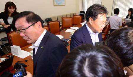 정치개혁특별위원회 여야 간사인 새누리당 정문헌(오른쪽), 새정치민주연합 김태년 의원이 27일 오전 국회에서 공직선거법심사소위를 마친 뒤 회의장을 나서고 있다. 연합뉴스