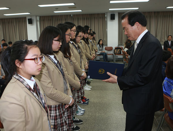 인구가 자꾸만 줄어들어 노인인구 비율이 급증, 문 닫을 위기에 처한 학교가 급증하는 경북도 내 군 단위 지역에서 고등학교 살리기에 사활을 걸고 있다. 김주수(의성군장학회 이사장) 의성군수가 학교 성적이 우수한 학생들에게 장학금을 전달하고 있다. 의성군 제공