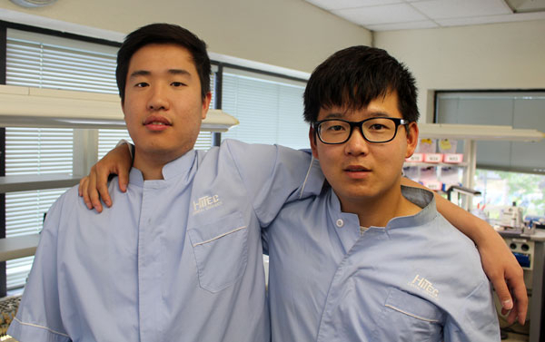 해외취업에 성공한 대구보건대 졸업생 임재현(왼쪽) 씨와 최낙원 씨가 미국 근무지에서 기념촬영을 했다. 대구보건대 제공