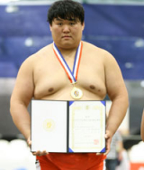 30일 강원도 춘천 봄내체육관에서 열린 제1회 춘천 소양강배 전국장사씨름대회 대학부 개인전 장사급에서 우승한 정연민(영남대)이 기념촬영을 하고 있다. 대한씨름협회 제공